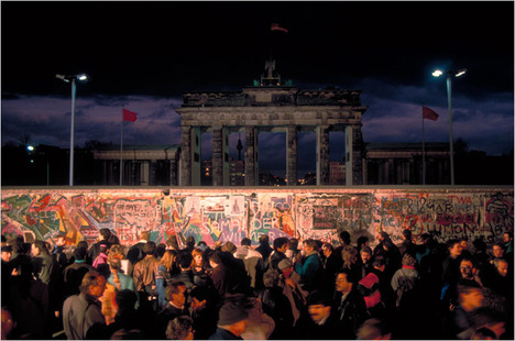 BerlinWallJubilation2009-11-08.jpg