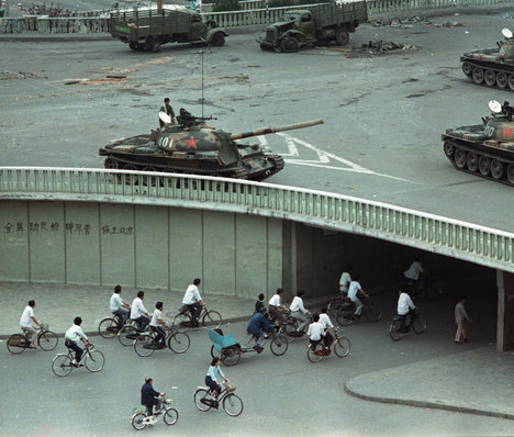 TanksBeijingTwoDaysAfterTiananmenSquareMassacre2014-05-28.jpg