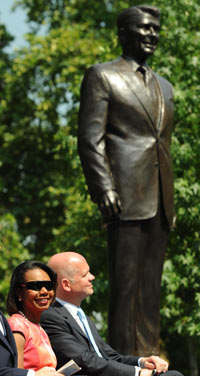 London-statue-of-Reagan-2011-08-10.jpg